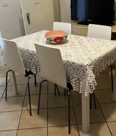 Bilocale Con Ampio Terrazzo, 아파트